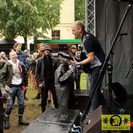 Joe Scholes (D) sings Terry Hall - This Is Ska Festival - Wasserburg, Rosslau - 23. Juni 2023 (12).JPG
